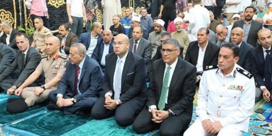 محافظ
      الجيزة
      يؤدي
      صلاة
      عيد
      ...