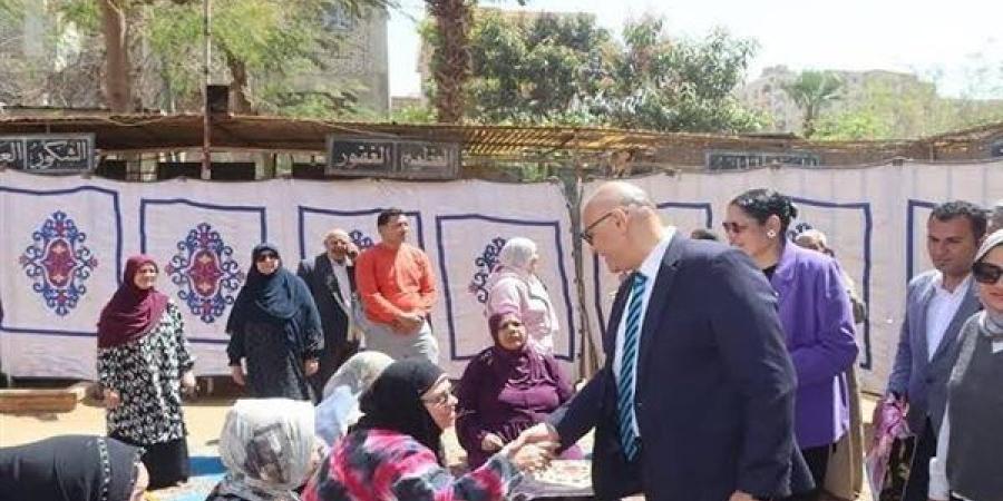 محافظ
      القليوبية
      يهنئ
      المسنين
      ويقدم
 ...