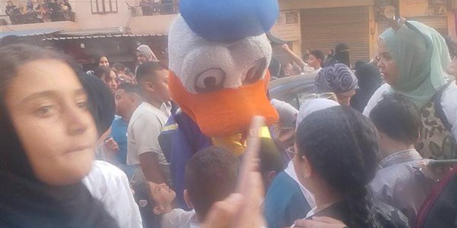 بالصور..
      آلاف
      المصلين
      يؤدون
      صلاة
      العيد
      في
      المنصورة