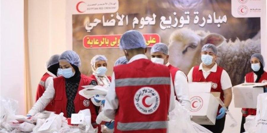 الهلال الأحمر يُوزّع لحوم الأضاحى على الأسر الأكثر احتياجًا