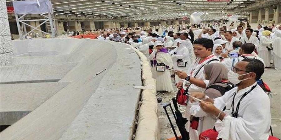 حجاج
      الجمعيات
      الأهلية
      يؤدون
      رمي
      الجمرات
      في
      أول
      أيام
      التشريق
      وسط
      تنظيم
      دقيق