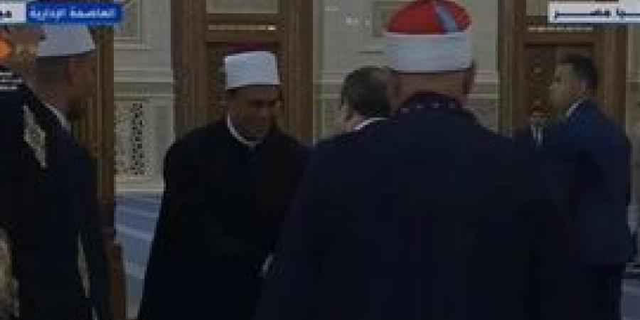 الرئيس
      السيسي
      يطمئن
      على
      أحد
      الأئمة
      الحضور
      بخطبة
      عيد
      الأضحى