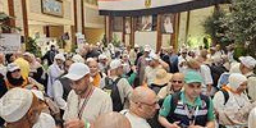 حجاج
      الجمعيات
      الأهلية
      يؤدون
      رمي
      الجمرات
      في
      أول
      أيام
      التشريق
      وسط
      تنظيم
      دقيق