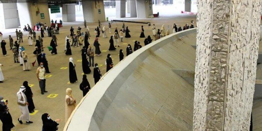 حجاج
      بيت
      الله
      الحرام
      يرمون
      الجمرات
      الثلاث
      في
      أول
      أيام
      التشريق