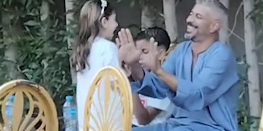 ضحكات
      صغيرة
      في
      حضن
      كبير..
      أب
      يشارك
      ابنته
      لحظات
      لعب
      لا
      تنسى|شاهد