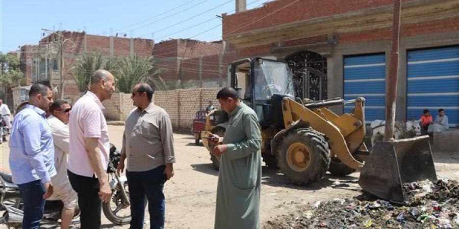 سكرتير
      بني
      سويف
      يتفقد
      الحالة
      العامة
      للنظافة
      ورفع
      الإشغالات
      بقرية
      الميمون