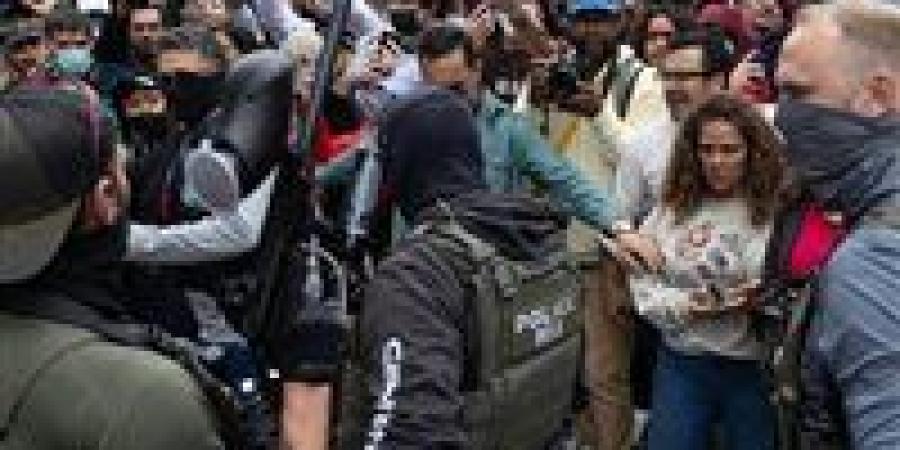 التفاصيل
      الكاملة
      لاضطرابات
      لوس
      أنجلوس
      ضد
      قرارات
      ترامب