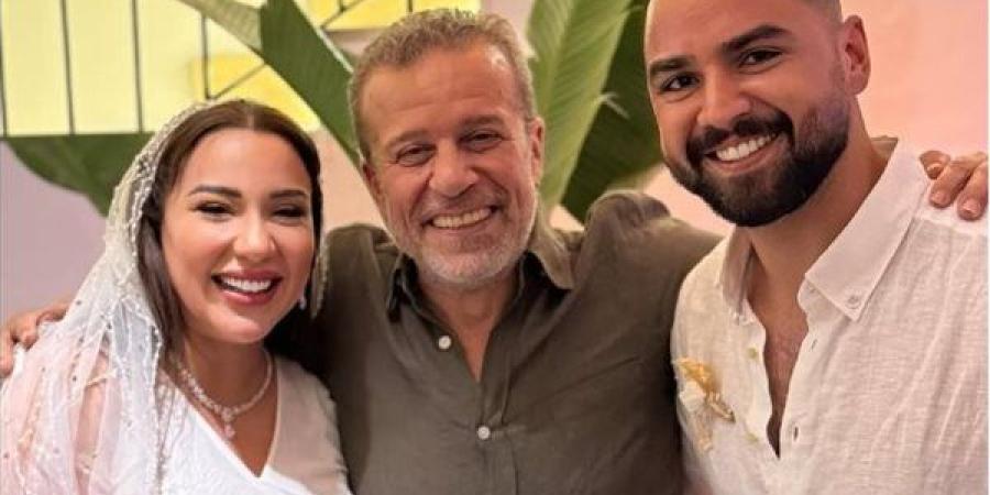 زوج
      أسما
      شريف
      منير
      يوجه
      رسالة
      مؤثرة:
      "هحطها
      جوه
      عيوني"