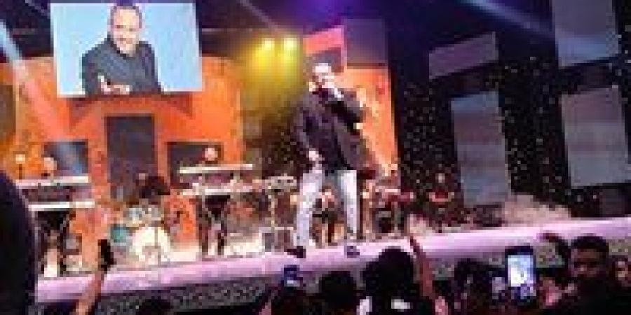 حضور
      خالد
      جلال
      وخالد
      عبدالجليل
      ..
      حفل
      هشام
      عباس
      كامل
      العدد
      على
      مسرح
      البالون