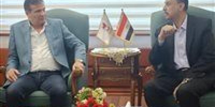 وزير
      الزراعة
      يبحث
      مع
      محافظ
      سوهاج
      سبل
      تعزيز
      التنمية
      الزراعية
      ودعم
      المزارعين