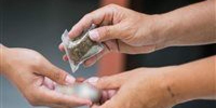 بيع
كوكتيل
مخدرات
في
العيد..
سقوط
إمبراطور
الكيف
بشوارع
السلام