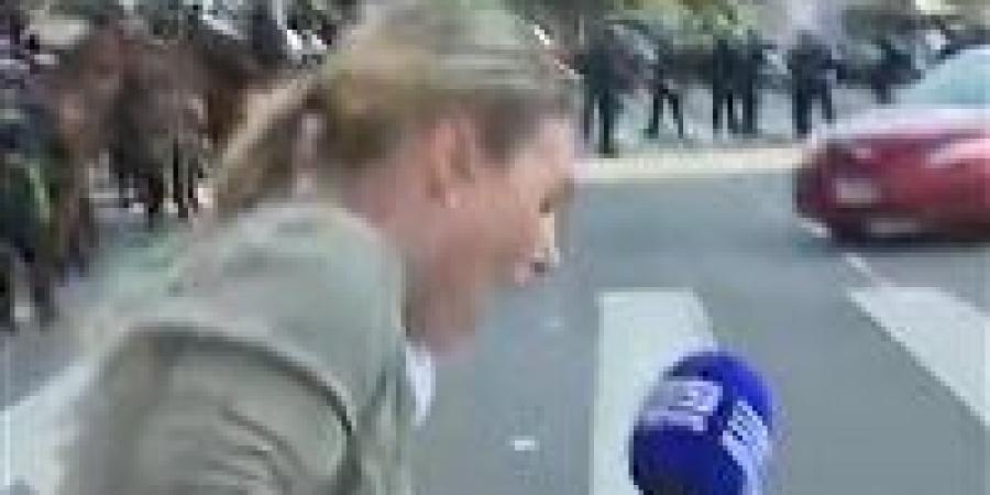 «على
      الهواء»..
      شرطي
      أمريكي
      يطلق
      رصاص
      على
      مراسلة
      خلال
      تغطيتها
      احتجاجات
      لوس
      أنجلوس|صور