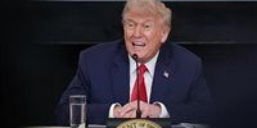أول
      تعليق
      من
      ترامب
      على
      مغادرة
      الدبلوماسيين
      والعسكريين
      الأمريكيين
      للشرق
      الأوسط
