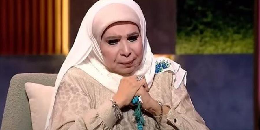 "الأوضة
      كانت
      مليانة
      ملائكة"..
      مديحة
   ...