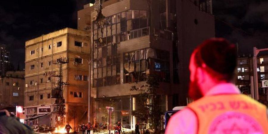 إعلام
      إسرائيلي:
      صاروخ
      إيراني
      يستهدف
      مبنى
      مكونًا
      من
      50
      طابقًا
      في
      تل
      أبيب