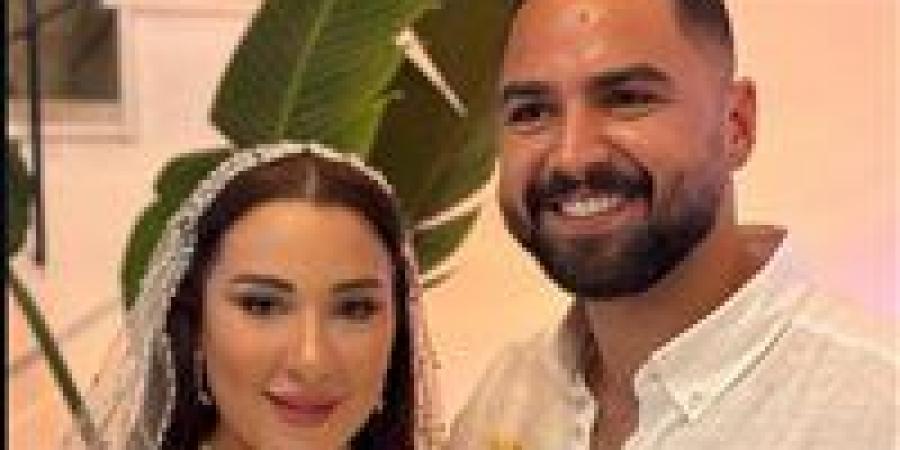 أسما
      شريف
      منير
      بعد
      زواجها
      الثالث:
      بدعي
      كل
      الستات
      تتجوز
      من
      غير
      خوف..
      ومش
      هرد
      على
      اللي
      بيشتموني