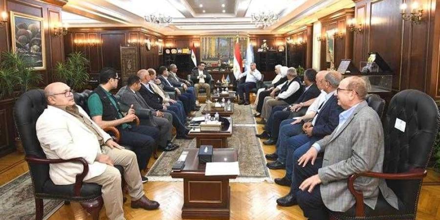 وزير
      الإسكان
      ومحافظ
      الإسكندرية
      يعقدان
      اجتماعًا
      لمتابعة
      ملفات
      العمل
      والمشروعات
      المشتركة