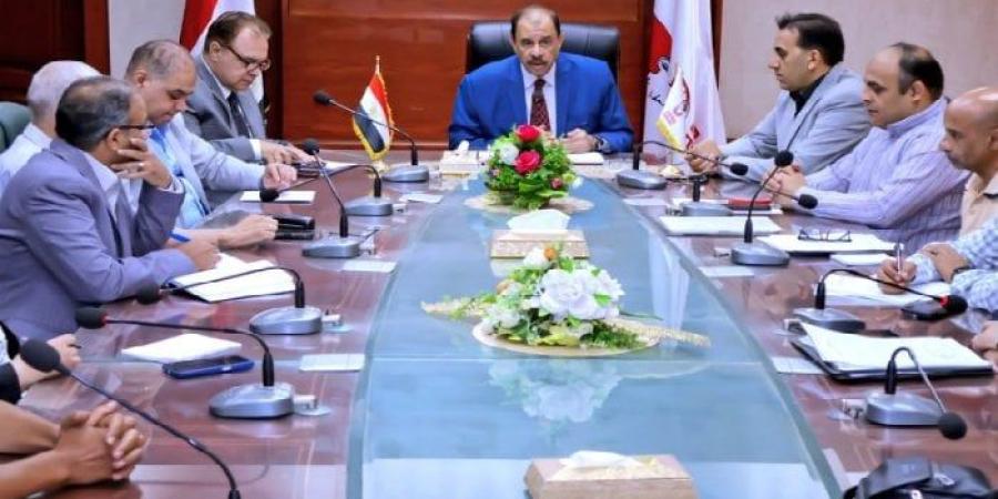 محافظ
      سوهاج
      يعقد
      اجتماعًا
      لوضع
      خطط
      تشغيل
      الأسواق
      الحضرية
      الجديدة