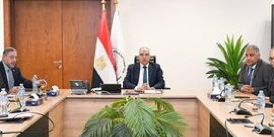 الدكتور
      سويلم
      يتابع
      حالة
      الرى
      بالمحافظات
      خلال
      فترة
      أقصى
      الإحتياجات
      المائية
      ،
      وموقف
      إيراد
      نهر
      النيل