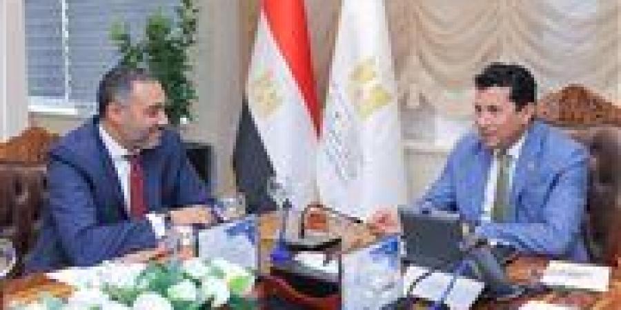 لإنشاء
      محطات
      تقوية
      شبكات
      المحمول
      بـ35
      موقعًا
      بمراكز
      الشباب
      والأندية..
      وزير
      الشباب
      والرياضة
      يشهد
      توقيع
      بروتوكول
      تعاون
      مع
      ڤودافون
      مصر