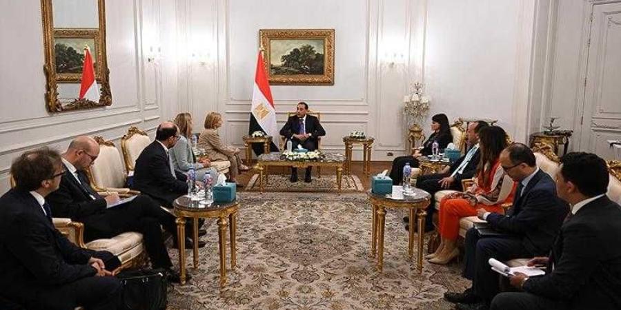 رئيس
      الوزراء
      يلتقي
      نائب
      رئيس
      بنك
      الاستثمار
      الأوروبي
      والوفد
      المرافق
      لها