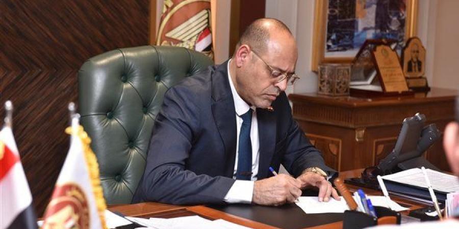 وزير
      العمل:
      صرف
      1.9
      مليون
      جنيه
      ...
