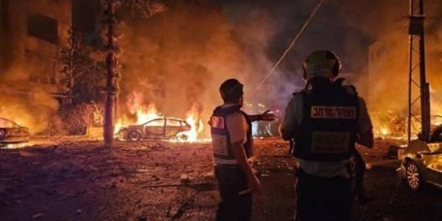 إعلام
      إسرائيلي:
      صواريخ
      إيرانية
      تصيب
      مباني
      في
      تل
      أبيب
      وحيفا